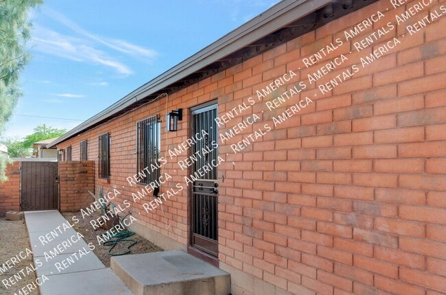 Building Photo - 425 W 26th St