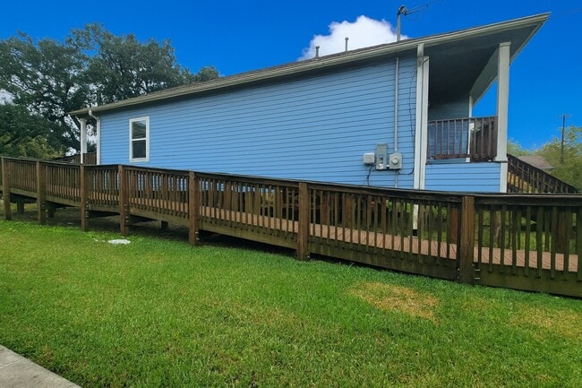 Photo - 649 W 18th St