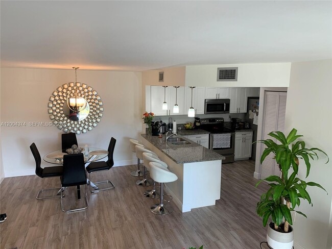 Building Photo - 8660 SW 212th St Unit 305