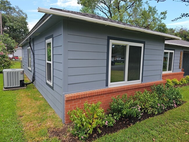 Photo - 1300 Lawrence St