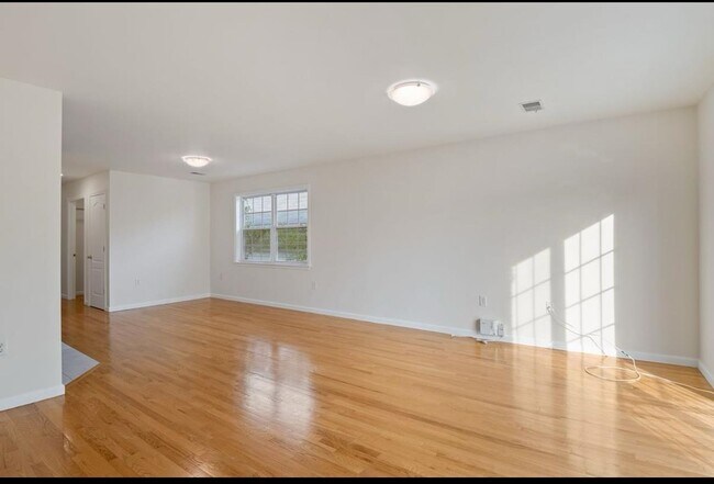 Photo - 31-33 CHESTER Ave Unit 1