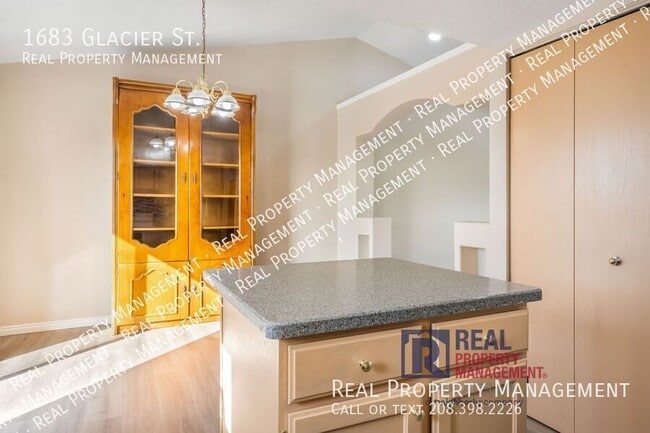 Photo - 1683 Glacier St