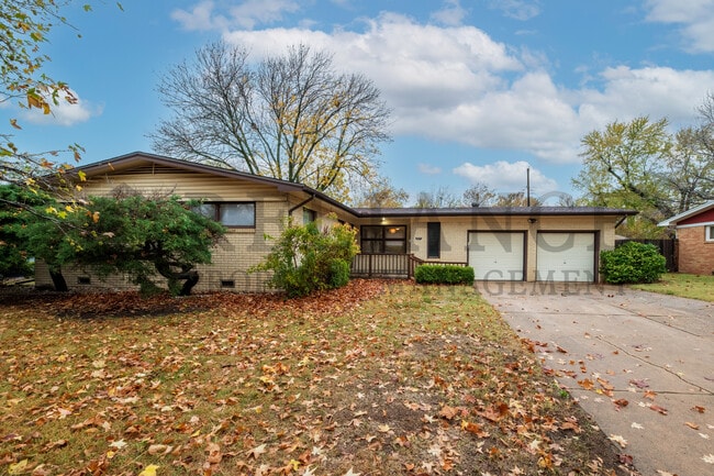 Photo - 627 N Maus Ln