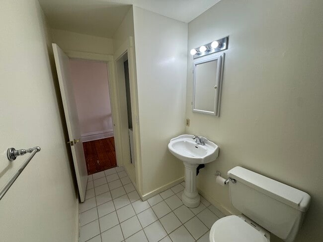 Photo - 5431 Howe St Unidad 2nd Floor