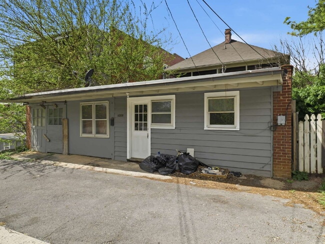 Building Photo - Completely renovated 1-bedroom, 1-bath apartment with LVP flooring with off-street parking