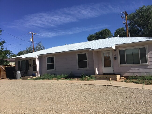 Building Photo - Great Location - 2 bedroom 1 bath duplex unit