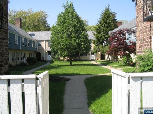 Building Photo - 715 Cedar Ln Rental