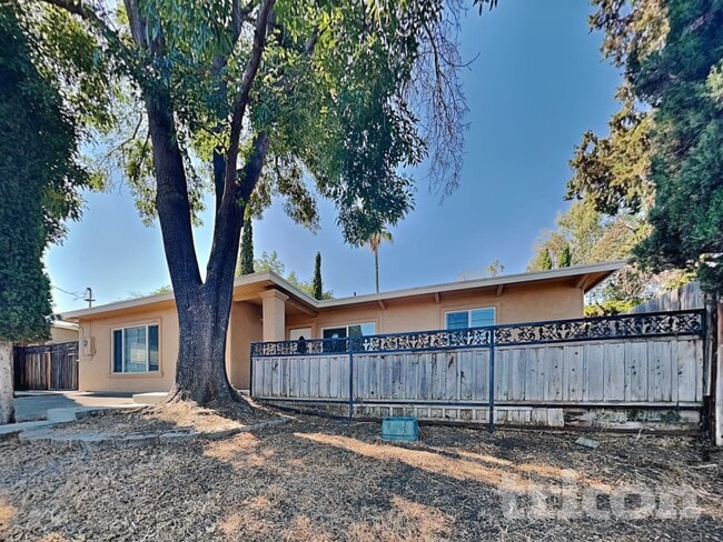 Photo - 500 Shaddick Dr