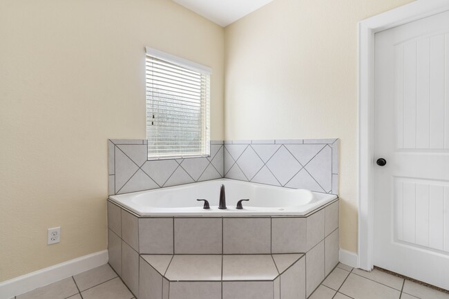 Building Photo - 328 Country Crossing Cir