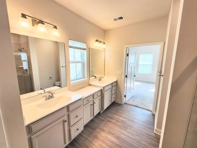 Photo - 257 Riley Wy