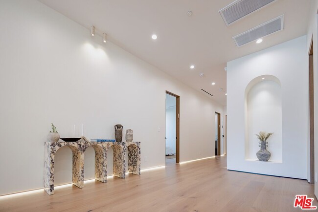 Photo - 4703 Saloma Ave