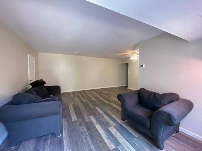 Building Photo - 50 Gibbs Rd Unit $1800 - 1 Bedroom Apartme Rental