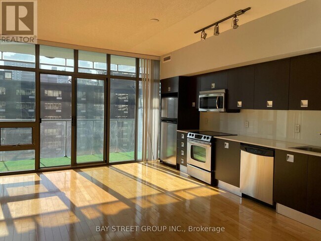 Photo - 33 Charles St E Unit 907