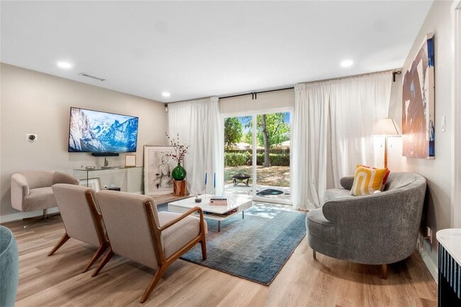 Photo - 907 Chiswick Dr