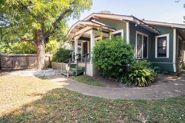 Building Photo - 4 Bedroom, 3 Bath in North Campus / Hyde Park