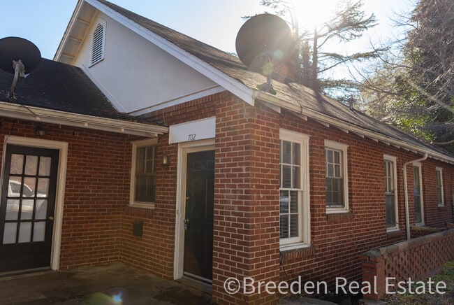 Building Photo - 702 W Union St