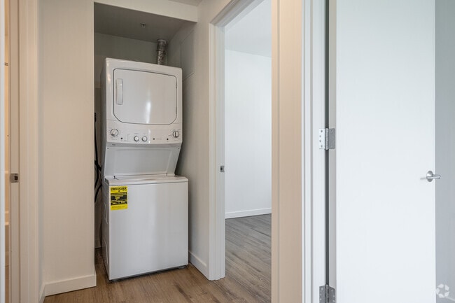 2BR, 1.5BA - 805SF