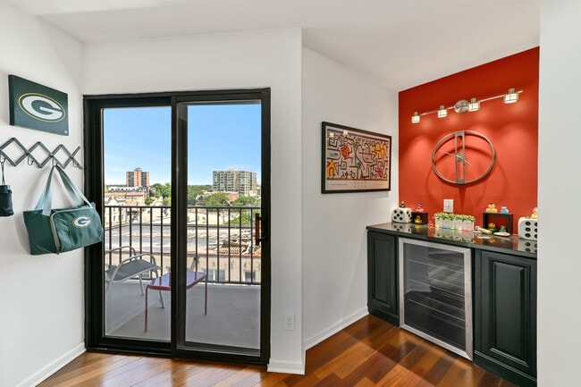 1633 N Prospect Ave Unidad Modern Condo w Lake View