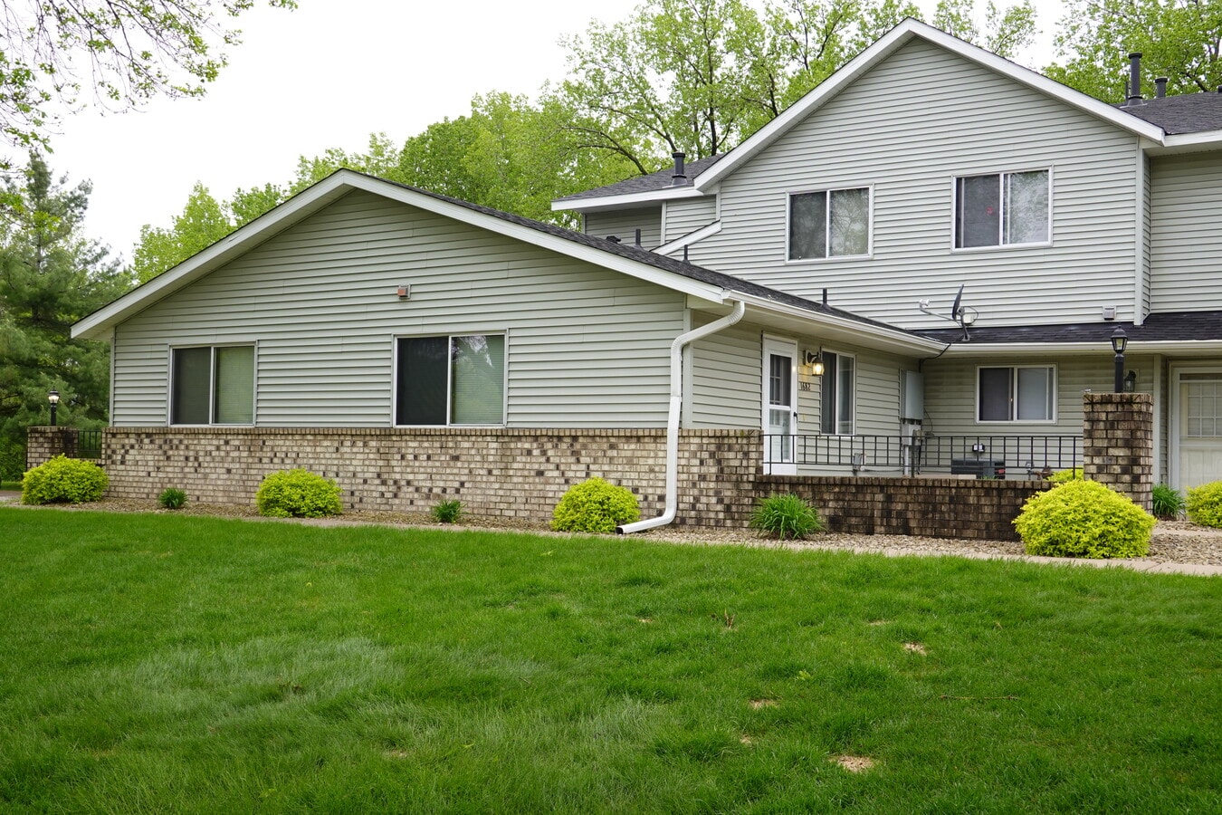 Photo - 1682 Helena Rd N