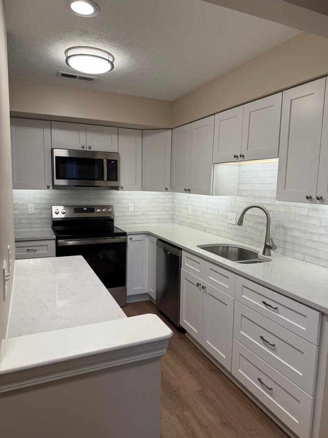 Building Photo - 1390 Cedarwood Dr Unit 1390 Cedarwood Dr D1