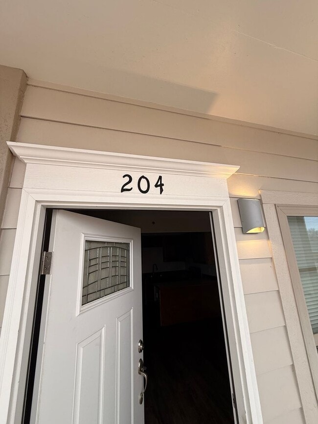 Building Photo - 3801 Halsey St Unit Apt 204