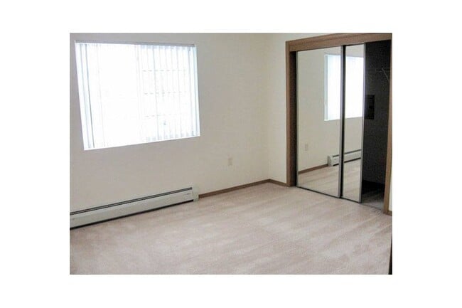 COMMERCIAL SQUARE APTS