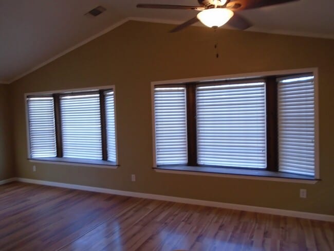 Photo - 3 BED 2 BATH HOUSE WITH FENCED BACKYARD IN SHASTA LAKE