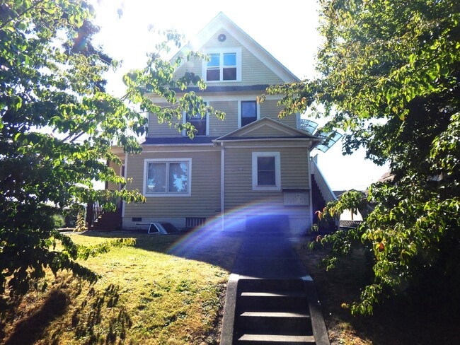 Building Photo - 2332 Hoyt Ave Unit 4