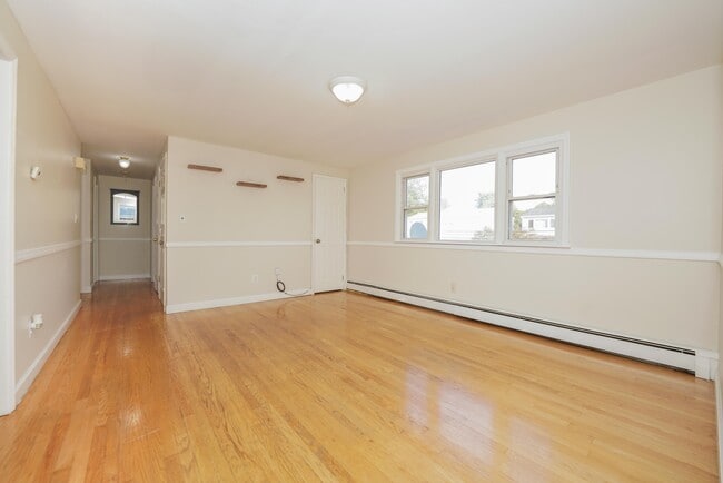 Entry way - 142 Maple Ave Unit 2