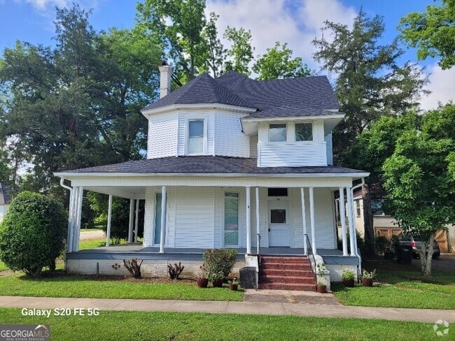 Building Photo - 210 E 8th St Rental