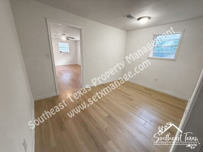 Photo - 908 Stilwell Blvd