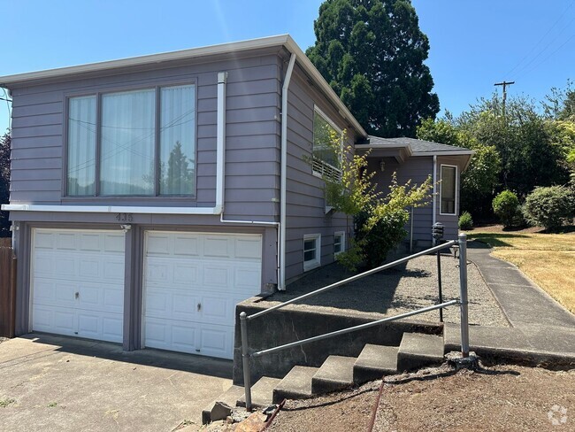 Building Photo - Large 4 bedroom 2 bath house in a great ne...