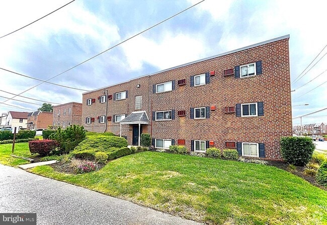 Building Photo - 4411 Sheffield Ave Unit 4411-2 Rental