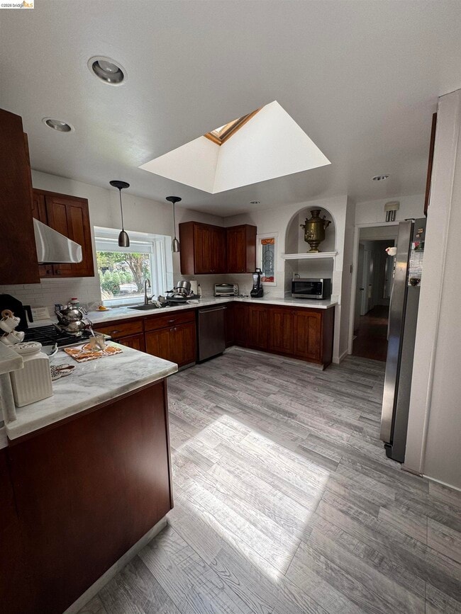 Photo - 890 Hawthorne Dr