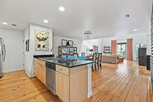 Photo - 2809 Crawford St