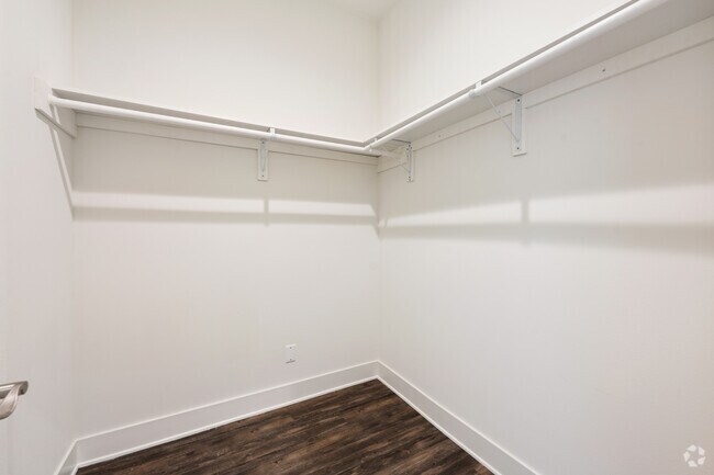 1BR, 1BA - 800SF - Walk In Closet