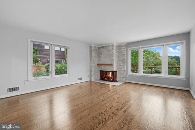 Building Photo - 6251 Lakeview Dr