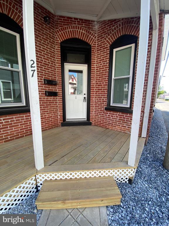 27 W Ferdinand St