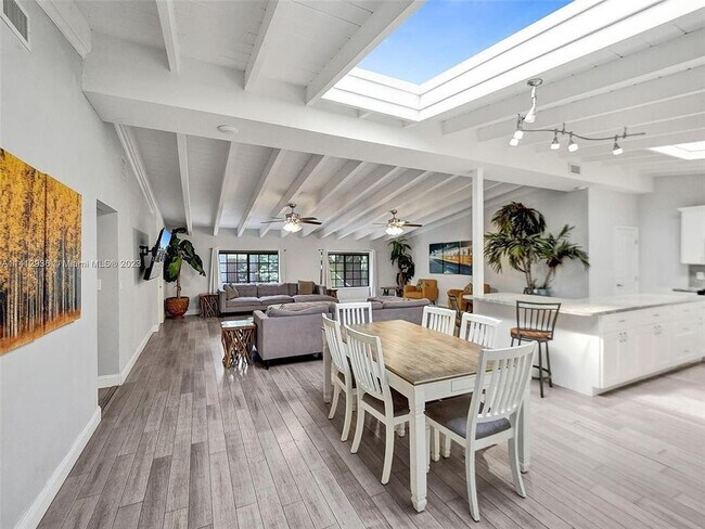 Photo - 2500 NE 19th St