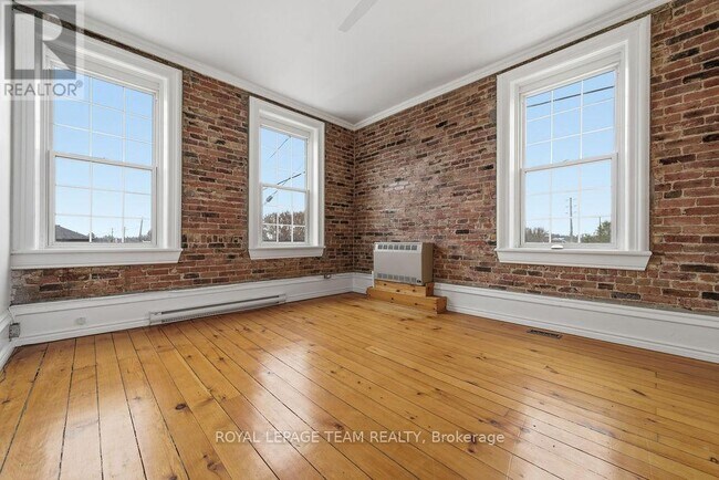 Photo - 4 Elgin St W