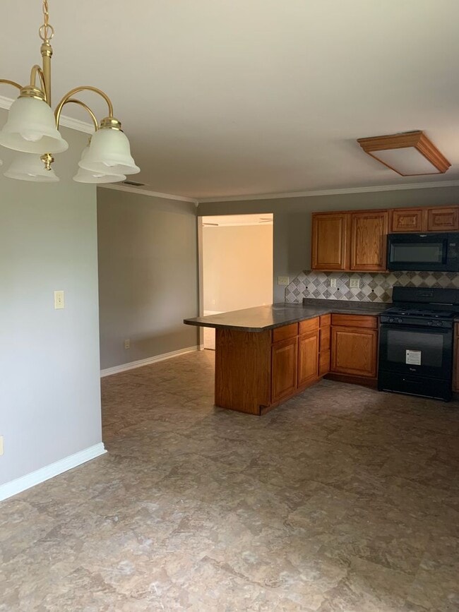 Photo - 4/2 Fenced Yard and Pet Friendly. SHISD