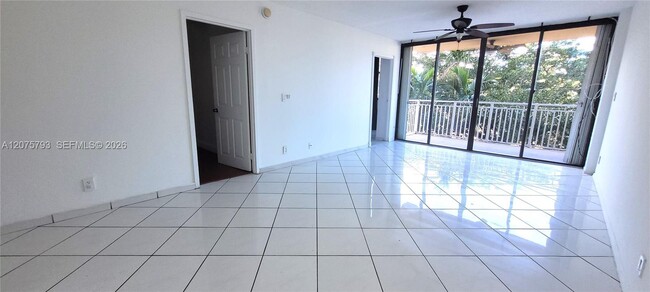 Photo - 2450 NE 135th St Unidad 206