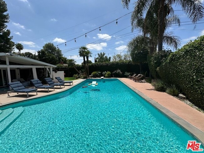 Building Photo - 22428 Victory Blvd