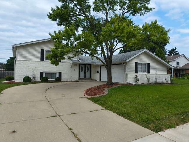 Building Photo - 1719 W Lexington Dr