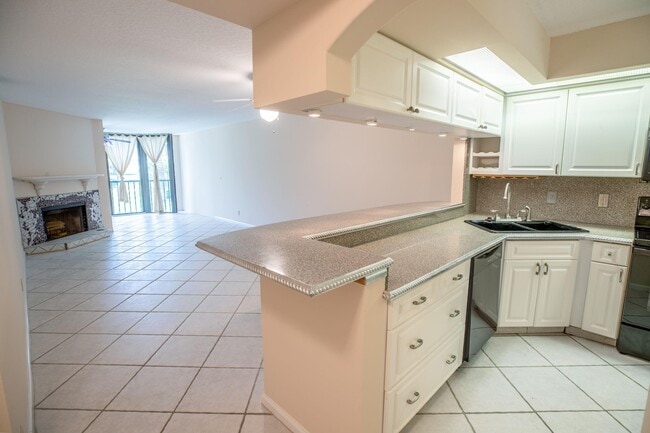 Photo - 123 Bay Colony Dr N