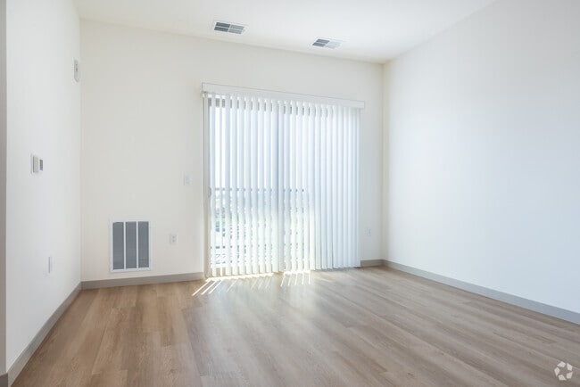 1BR, 1BA - 691SF - Living Room