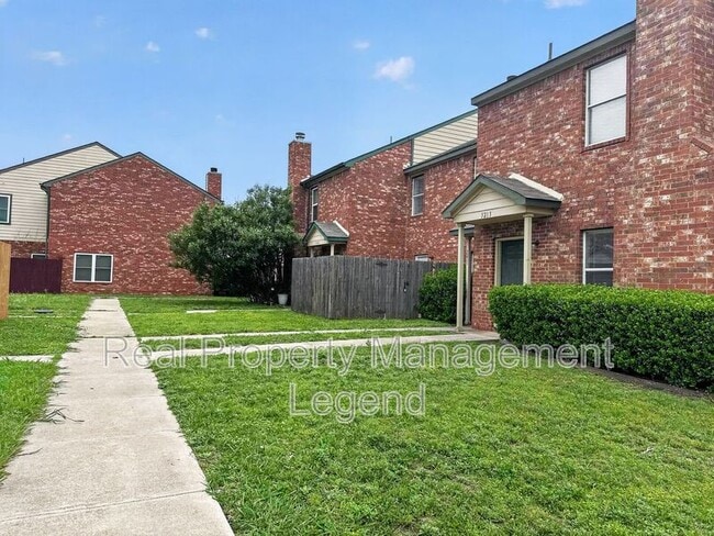 Building Photo - 3211 Roundtree Ln