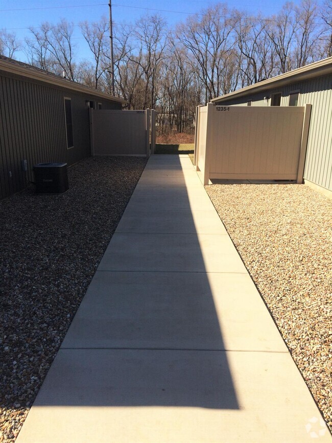 Building Photo - Florence Ave. Duplexes Rental