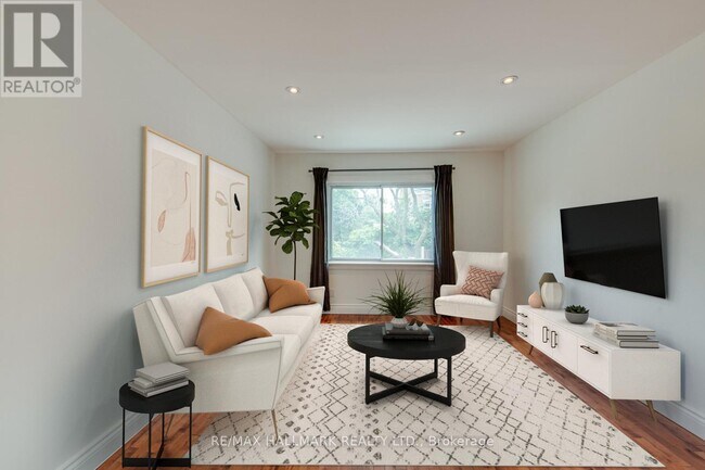 Photo - 2066 Gerrard St E
