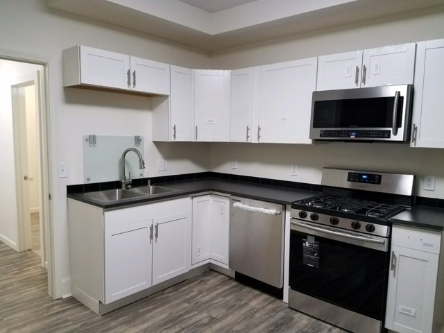 Building Photo - 3 Bedroom 2 Full Bath TownHouse with 2 car tandem  Parking for Rent